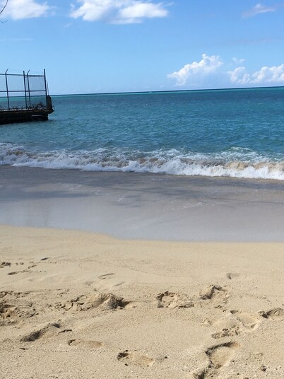 Beautiful gated spacious condo 5 minute walk to beach, restaurants and Hip Strip