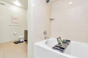 Ensemble douche/baignoire, sĂšche-cheveux, serviettes fournies, savon