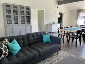 Smart TV, caminetto, libri, impianto stereo