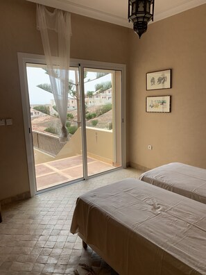 4 bedrooms, desk, travel cot, free WiFi