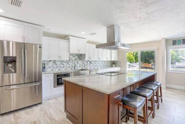 Fridge, microwave, oven, stovetop - NEW LISTING, Walk to beach, waterfront, stunning home (St. Pete Beach)