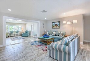 Smart TV - NEW LISTING, Walk to beach, waterfront, stunning home (St. Pete Beach)