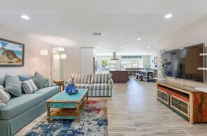 Smart TV - NEW LISTING, Walk to beach, waterfront, stunning home (St. Pete Beach)