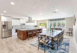 Fridge, microwave, oven, stovetop - NEW LISTING, Walk to beach, waterfront, stunning home (St. Pete Beach)