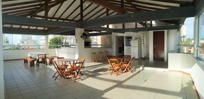 Outdoor dining - 2 bedrooms on the beach - Residencial Las Rocas II (SC)