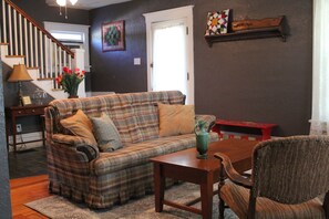 TV - Comfortable Two-Story Family Home in Picturesque Small Town USA (Hamilton)