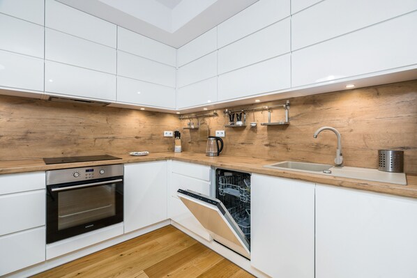 Huoneisto, 1 makuuhuone, parveke | Yksityinen keittiö | Astianpesukone, vedenkeitin, keittoastiat/astiat/ruokailuvälineet