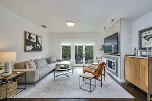 Smart TV, fireplace, books - Heavenly Hideaway - Wine Tastings Included (Healdsburg)