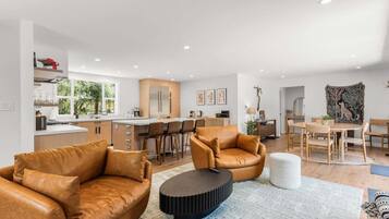Smart-TV, Kamin, Arbeitsbereiche