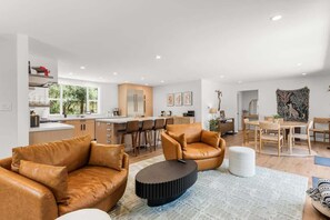 Televisor intel·ligent, llar de foc, taula de tennis de taula i estèreo 