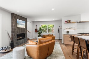 Smart TV, fireplace, ping pong, stereo