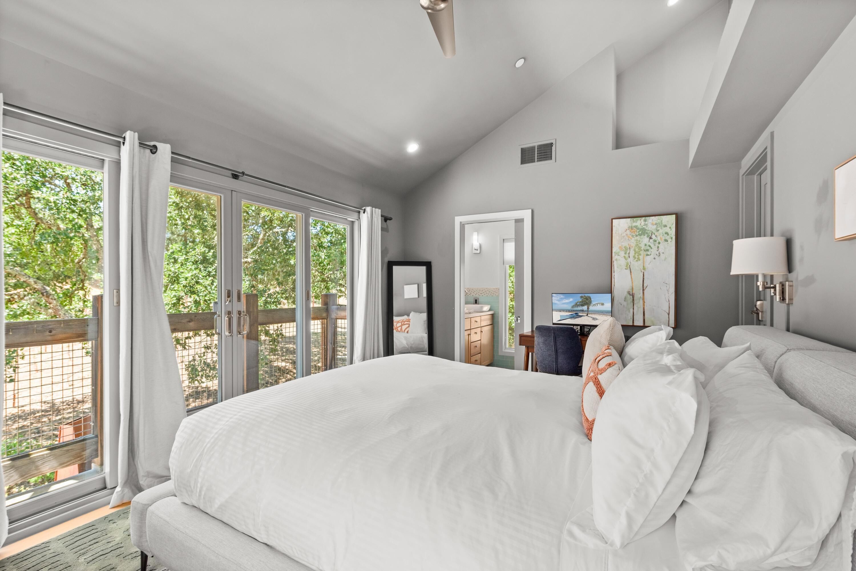 4 bedrooms, desk, iron/ironing board, travel cot