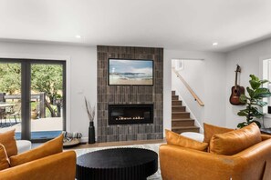 智能電視、壁爐、乒乓球設施、音響