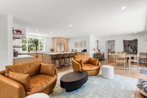 Smart-TV, Kamin, Tischtennisplatte, Stereoanlage