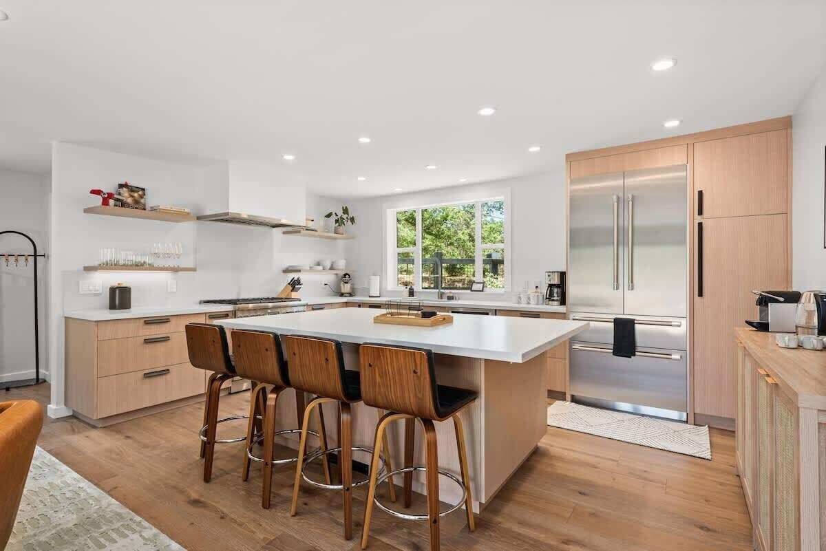 Réfrigérateur, four à micro-ondes, un four, surface de cuisson