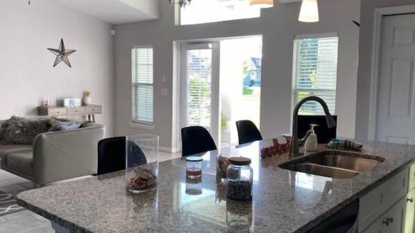 Casa (French Villa) | Cocina privada | Refrigerador, microondas, parrilla de estufa y lavavajillas 