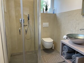 シャワー、石鹸、トイレットペーパー