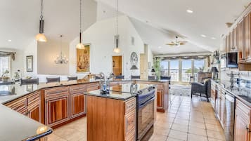 Køleskab, mikrobølgeovn, ovn, kogeplade