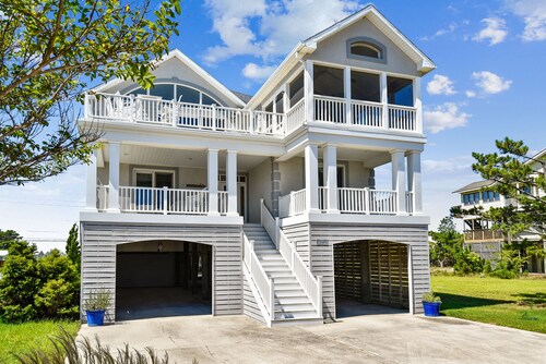 Luxurious Home with Ocean and Bay Views in Gated Community