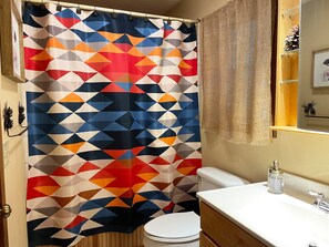 Duschwanne, Haartrockner, Handtücher, Seife