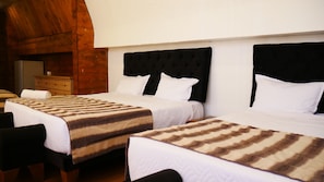 Chambre avec lits jumeaux | Coffres-forts dans les chambres, Wi-Fi gratuit, draps fournis