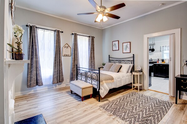 3 slaapkamers, een bureau, een strijkplank/strijkijzer, reisbedje