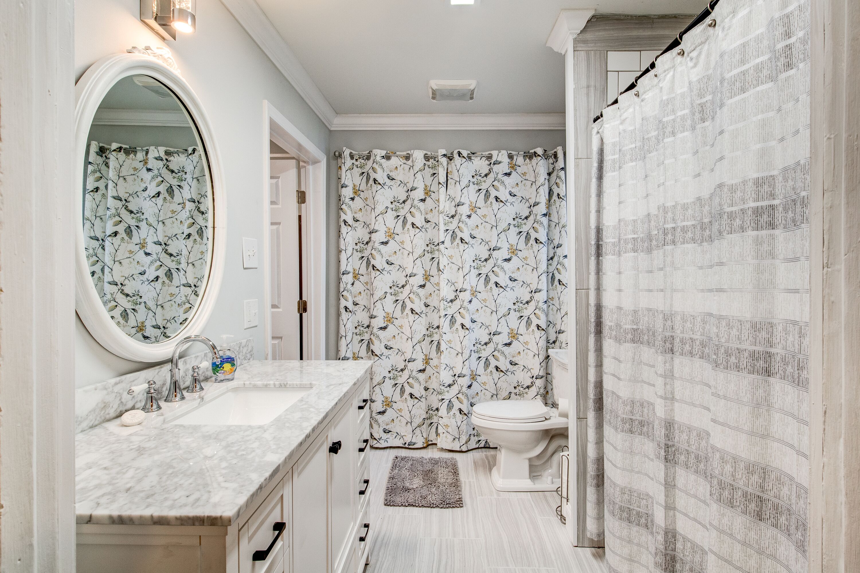Combined shower/bathtub, hair dryer, towels