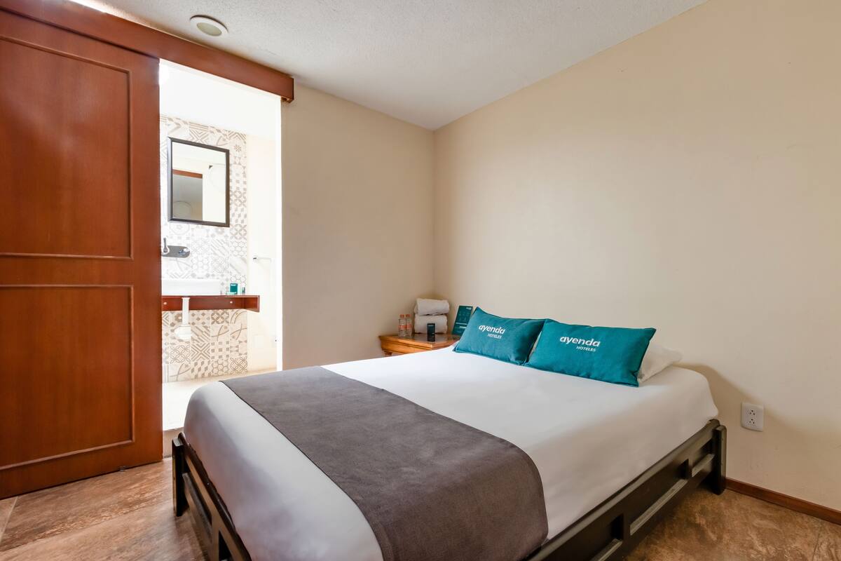 Hypo-allergenic bedding available, WiFi (free), bed sheets
