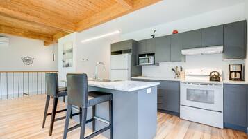 Refrigerador, microondas, horno, placa de cocina