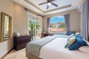 2 bedrooms, in-room safe, free WiFi, bed sheets - Stylish Beach Condo-steps to beach and restaurants (Playa Langosa)