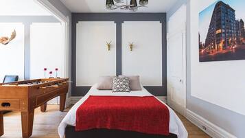 2 chambres, bureau, fer et planche Ă repasser, lit parapluie