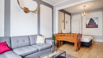 Télévision, baby-foot, espaces bureaux