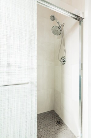 Dusche, Haartrockner, Handtücher, Shampoo
