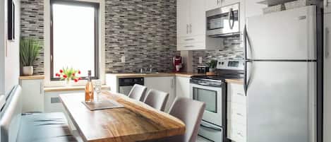 Refrigerador, microondas, horno, placa de cocina