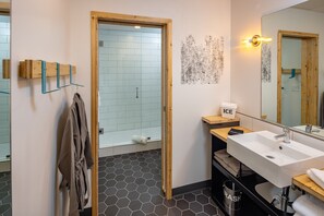 Bruser, miljøvenlige toiletartikler, hårtørrer, badekåber