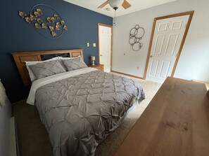 3 slaapkamers, een bureau, een strijkplank/strijkijzer, reisbedje