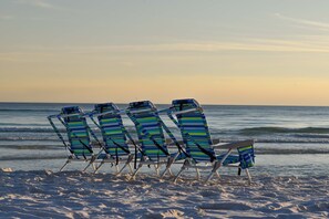Beach chairs lined up facing the ocean. - Beautifully Updated 4th Floor Condo with Gulf Views in Destin! 🌴🌺☀ (Destin)