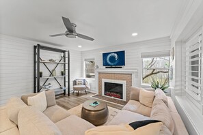 Smart TV, fireplace