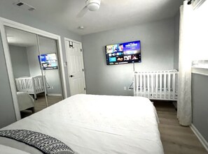 3 Schlafzimmer, Schreibtisch, Bügeleisen/Bügelbrett, Reisekinderbett