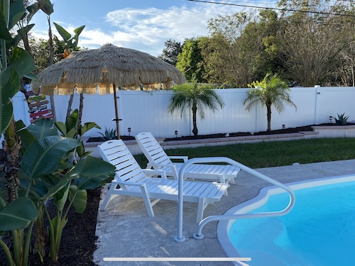 Tropical Backyard Heated Pool House Close to Beach