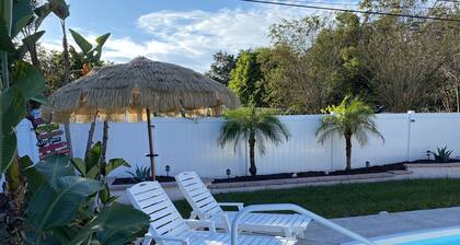 Tropical Backyard Heated Pool House Close to Beach