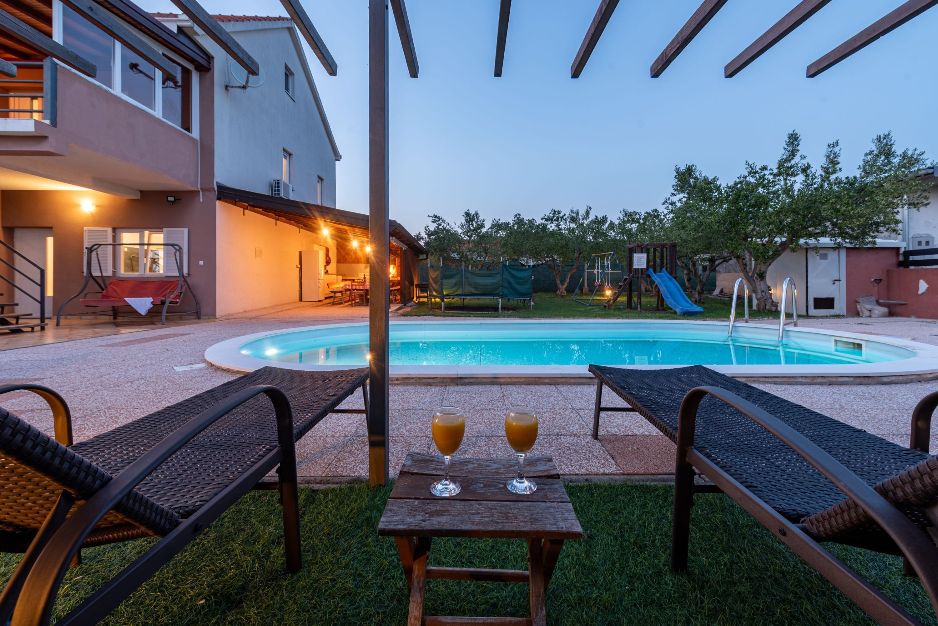 别墅 | 4 多间卧 室