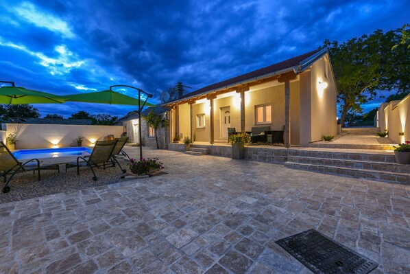 Villa, Smoking | Exterior