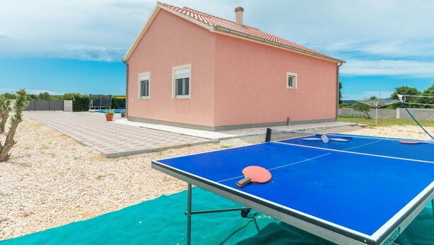Ein Haus mit einem Tischtennisplatten und einem Schläger.