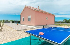 Ein Haus mit einem Tischtennisplatten und einem Schläger.