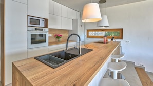 A modern kitchen with a wooden countertop, stainless steel sink, and built-in appliances. - Villa Roberta Zadarvillas (Sveti Filip i Jakov)