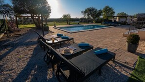 A backyard with a swimming pool, outdoor seating, and a pergola. - Villa Tara Zadarvillas (Benkovac)