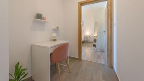 A small, clean room with a desk, chair, and a mirror. - Villa Tara Zadarvillas (Benkovac)