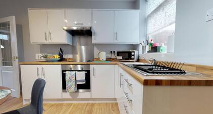 Stayzo 2BR House Accommodation in Peterborough