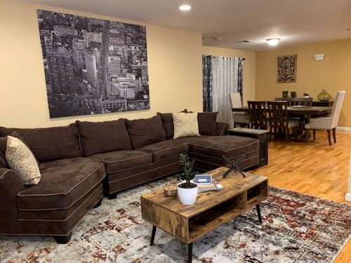 Spacious 3 BR Apartment - NYC Skyline Views Nearby